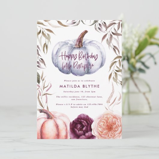 Een kleine pompoen paarse herfst (Staand voorkant)