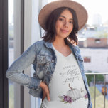 Een kleine pompoen verwachten t-shirt<br><div class="desc">Elegant en rustiek T-shirt ontwerp met waterverf illustratie van witte pompoenen en paarse bloemen. In de tekst staat "in verwachting van een kleine pompoen."</div>