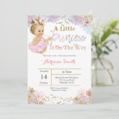 Een kleine prinses is onderweg naar de uitnodiging (Staand voorkant)