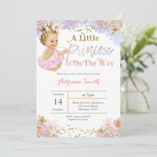 Een kleine prinses is onderweg naar de uitnodiging (Staand voorkant)