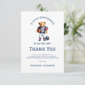 Een kleine quarterback is onderweg naar het Baby s Bedankkaart (Staand voorkant)