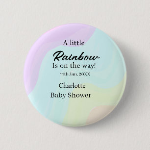 Een kleine regenboog is op komst baby shower naam ronde button 5,7 cm