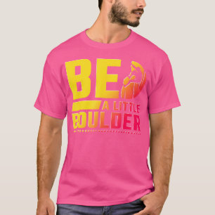 Een kleine rotsrok zijn t-shirt