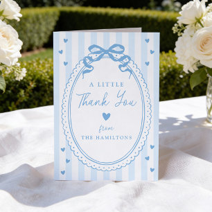 Een kleine schat van een blauwe strik baby shower bedankkaart