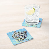 Een kleine schattige tijgerkat, geef me alsjeblief kartonnen onderzetters (Insitu)