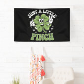 Een kleine snuifverpleegster op St Patrick's Day Spandoek (Insitu)