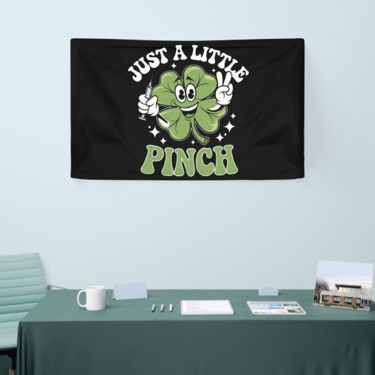 Een kleine snuifverpleegster op St Patrick's Day Spandoek (Beurs)