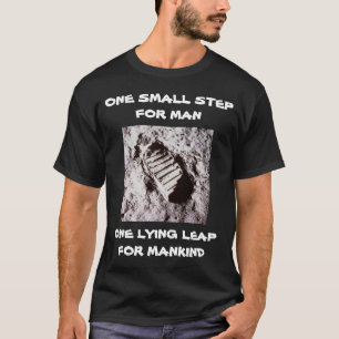EEN KLEINE STAP VOOR DE MENS EEN LIGGENDE SPRONG V T-SHIRT