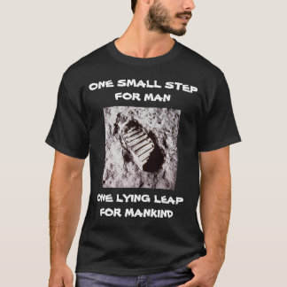 EEN KLEINE STAP VOOR DE MENS EEN LIGGENDE SPRONG V T-SHIRT