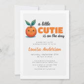 Een kleine stropdas is onderweg Baby shower Kaart (Voorkant)