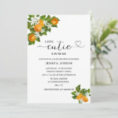 Een kleine stropdas is onderweg naar baby shower kaart (Staand voorkant)