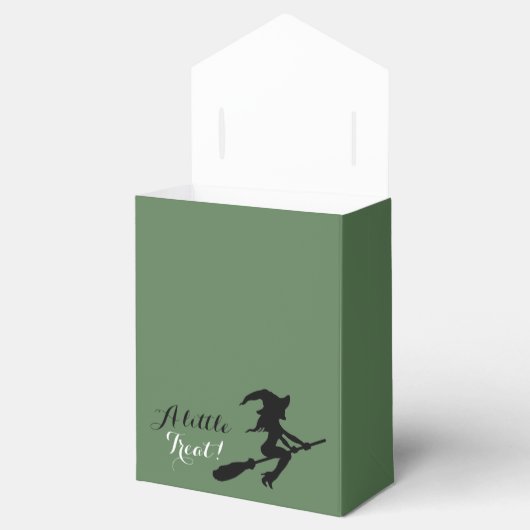 Een kleine Treat. Witje op broomstokdoos Bedankdoosjes (Geopend)