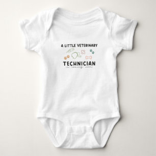 Een kleine veterinair technicus komt binnenkort na romper