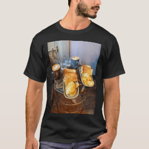 Een Kleine Vis In Een Grote Vijver Liverpool Koffi T-shirt
