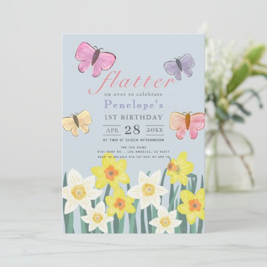 Een kleine vlinder narcis meisje 1e verjaardag kaart (Staand voorkant)