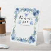 Een kleine vlinderblauwe vlinderstaaf, bijtende ma reclamebord met voetstuk (Insitu)