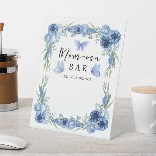 Een kleine vlinderblauwe vlinderstaaf, bijtende ma reclamebord met voetstuk (Insitu)