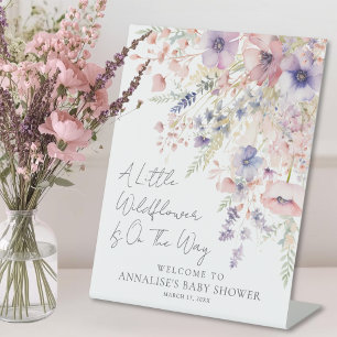 Een Kleine Wilde Bloem Baby Shower Welkom Reclamebord Met Voetstuk