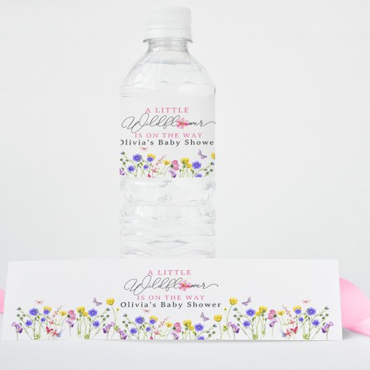Een kleine wilde bloem is onderweg waterfles etiket