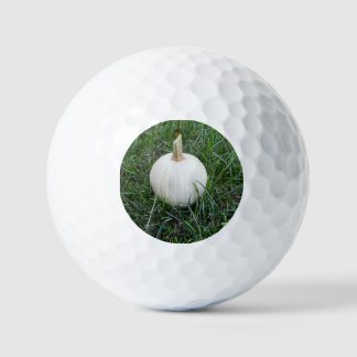 Een kleine witte pompoen golfballen