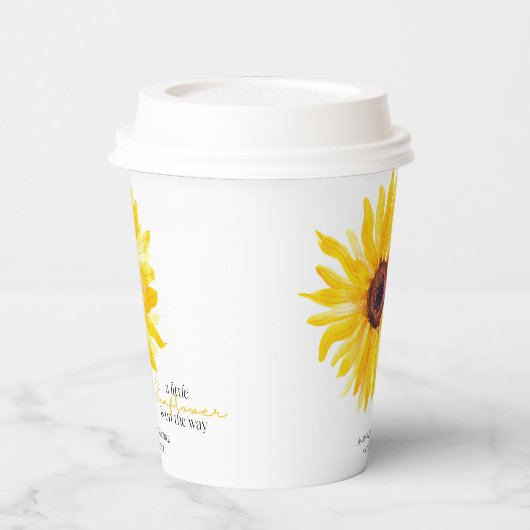 Een kleine zonnebloem is onderweg. papieren bekers (Links)