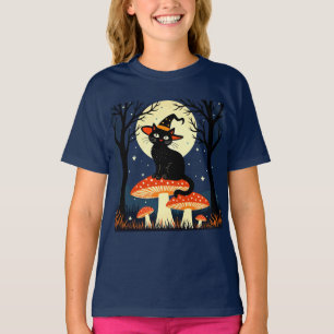 Een kleine zwarte heksachtige kat zittend op een p t-shirt