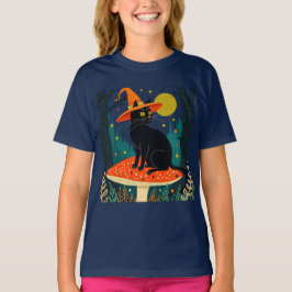 Een kleine zwarte heksachtige kat zittend op een p t-shirt