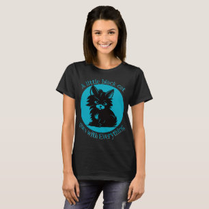 Een kleine zwarte kat gaat met alles V2 T-shirt