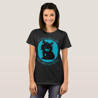 Een kleine zwarte kat gaat met alles V2 T-shirt