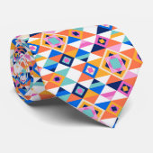 Een kleurrijke das met een levendig geometrisch (Opgerold)