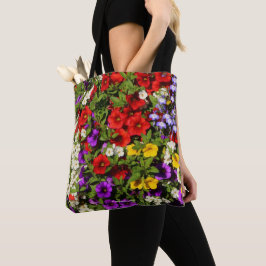 Een kleurrijke mandje zomerbloemen tote bag