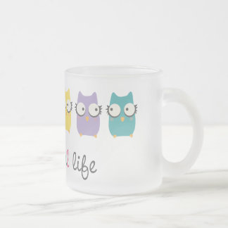 Een kleurrijke mok of glas