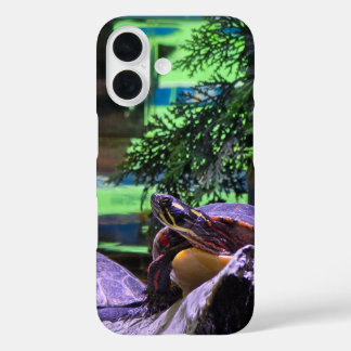 Een kleurrijke schildpad omringd door weelderige g iPhone 16 hoesje