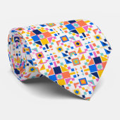Een kleurvolle das met een geometrisch patroon (Opgerold)