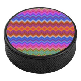 Een kleurvolle hockeypuck met een levendig zigzagp hockey puck