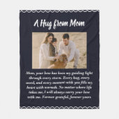 Een knuffel van mama Gepersonaliseerde Moederdag Fleece Deken (Voorkant)