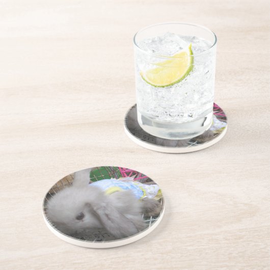 Een knuffelkonijn in een jurk zandsteen onderzetter (Zijkant)