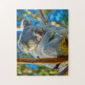 Een Koala die rustig slaapt in een boom Legpuzzel (Verticaal)
