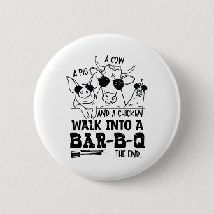 Een Koe een varken en een kip lopen een BBQ Byr B  Ronde Button 5,7 Cm
