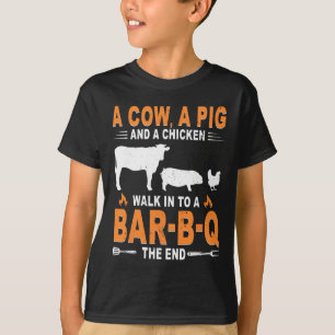 Een Koe Een Varken En Een Kip Lopen Een R B Q Binn T-shirt