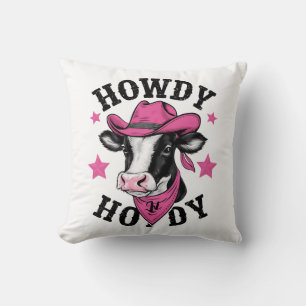 Een koe met een levendige roze cowboy kussen