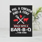 Een Koe van varkenskuikens loopt in een bar Funny  Feestdagenkaart (Staand voorkant)