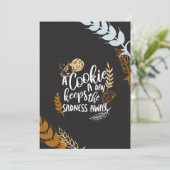 Een koekje per dag houdt het verdriet weg zwart feestdagenkaart (Staand voorkant)