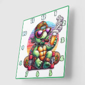 Een koele schildpad die geniet van een drink op ee vierkante klok (Hoek)