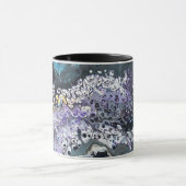 Een koffie mok met paarse en blauwe artwork (Midden)