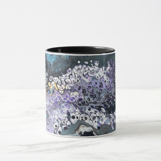 Een koffie mok met paarse en blauwe artwork (Midden)