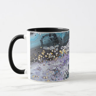 Een koffie mok met paarse en blauwe artwork