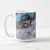 Een koffie mok met zwart en blauw origineel artwor (Links)