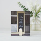 een koffiewinkel met koffie om te tekenen briefkaart (Staand voorkant)