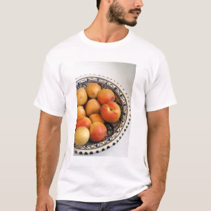 Een kom met mediterrane abrikozen 2 t-shirt